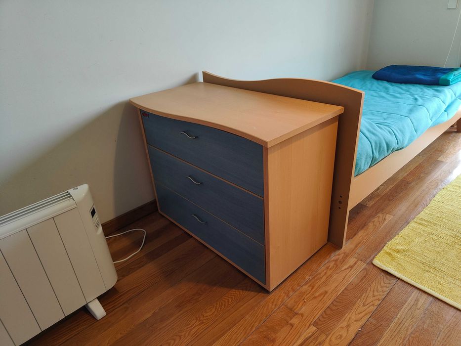 Mobília completa para quarto, com cama, beliche, cómoda e secretária