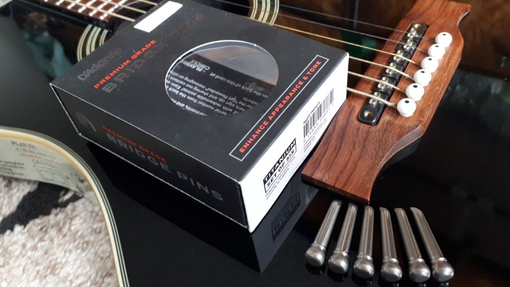 D'Addario. Tytanowe kołki blokująece struny w mostku