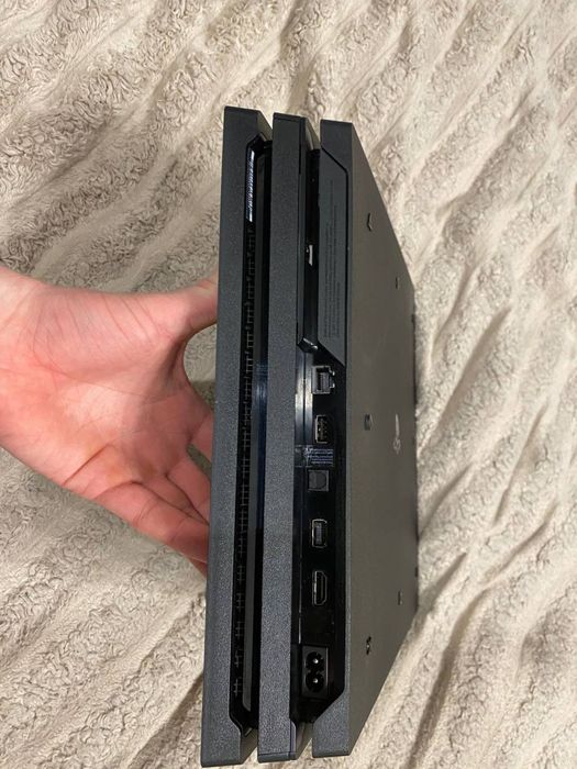 PS4 pro 1 tb, з двома джойстиками