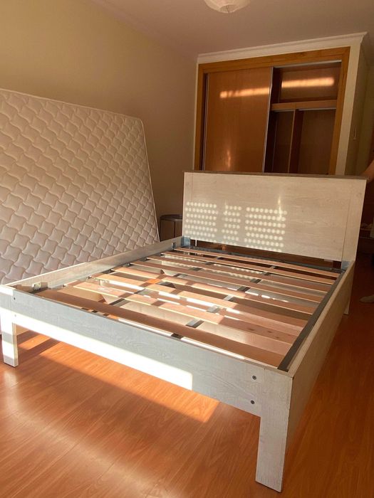 Cama de Casal VERONA (150x190cm) + Estrado de Ripas - Como Novo - 180€