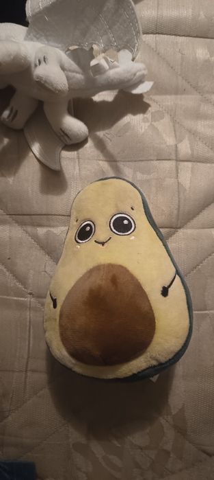 Maskotka awokado z jakiejś serii Biedronki