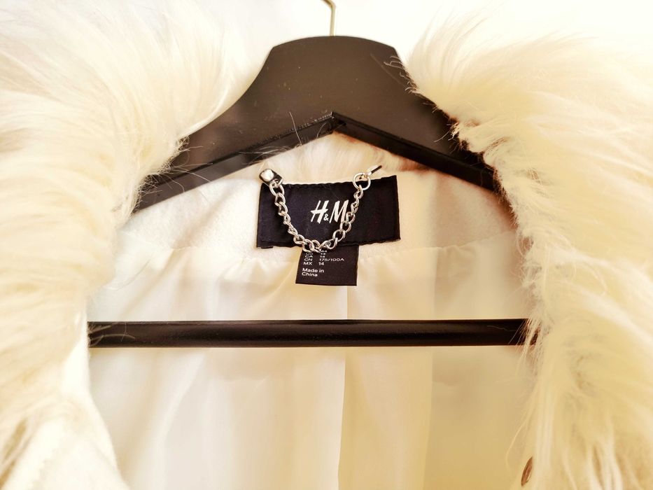 Casaco de senhora branco com gola de pêlo muito elegante