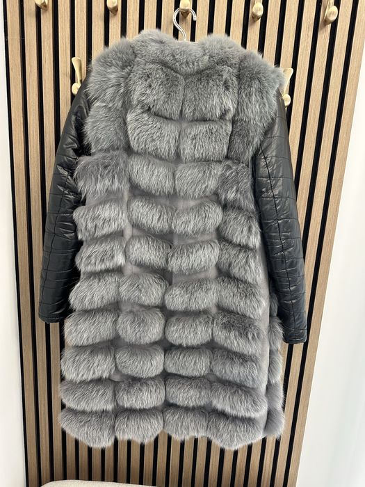 Шуба з натурального хутра (песця), безрукавка.