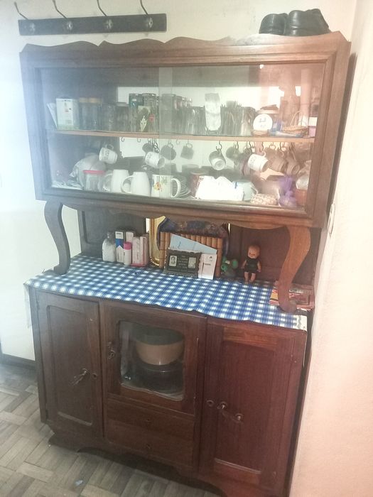 Cristaleira em bom estado de conservação.