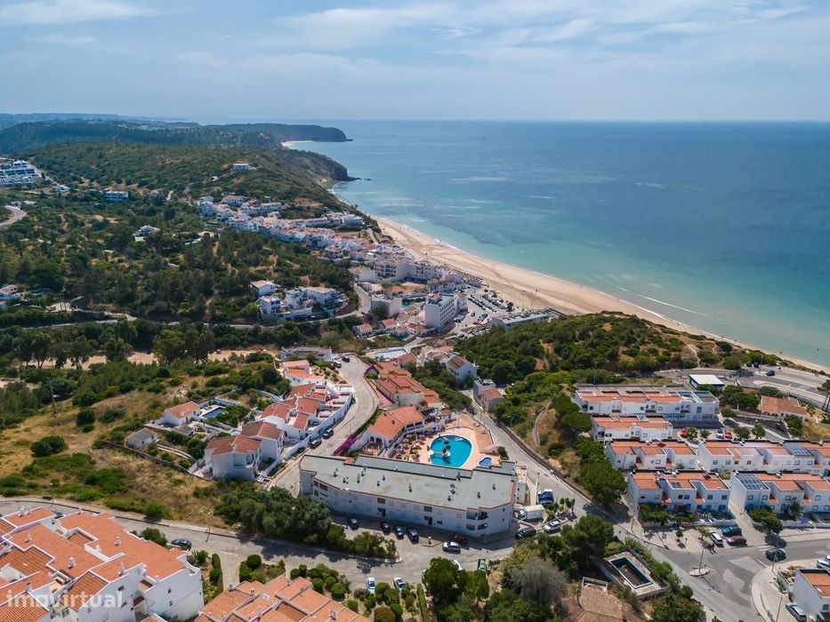 Apartamento T2 no térreo reformado com vista para o mar e grande terra