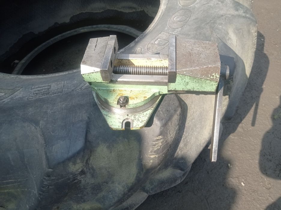 Станочні металеві тіски