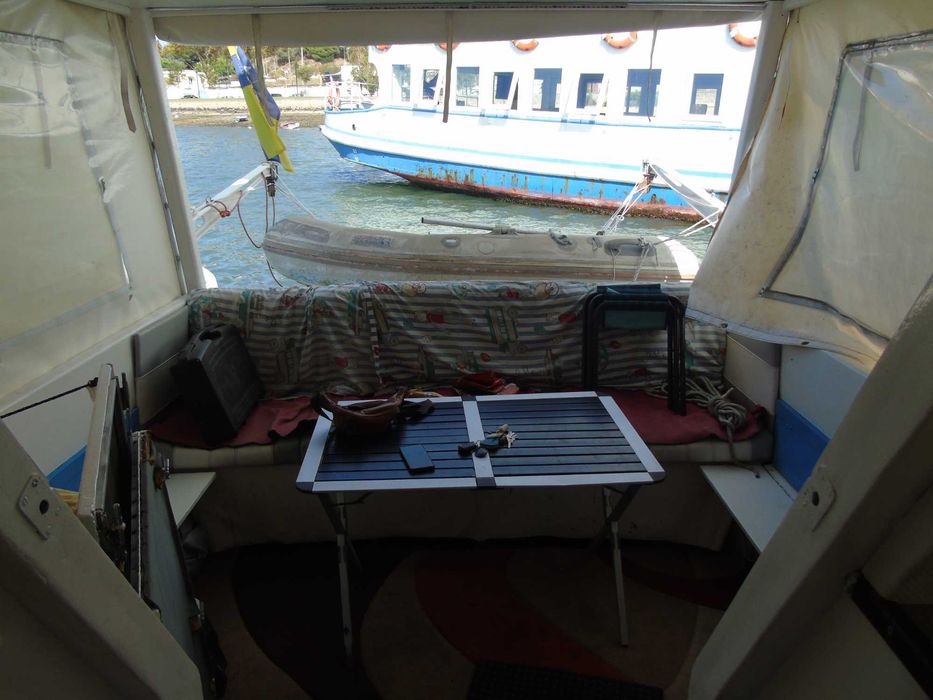 Lancha 7,89 m — Motor diesel 140 HP — Flybridge — Embarcação Auxiliar