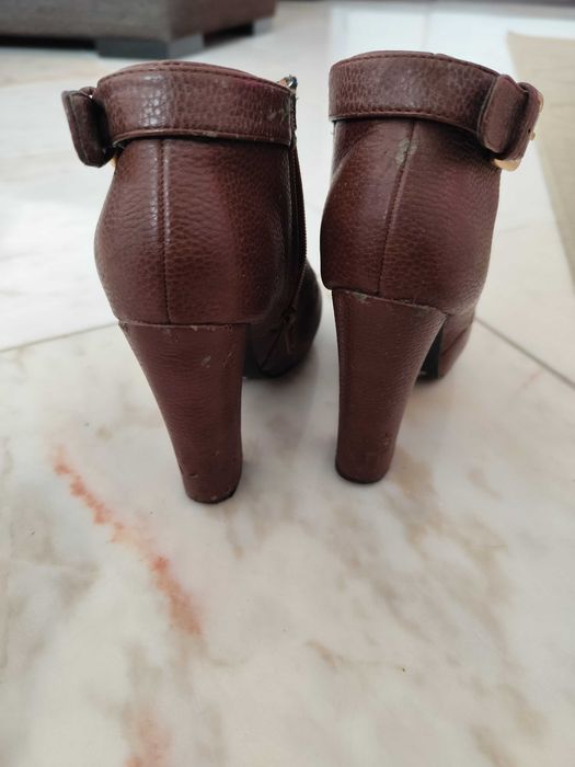 Botins castanhos de salto
