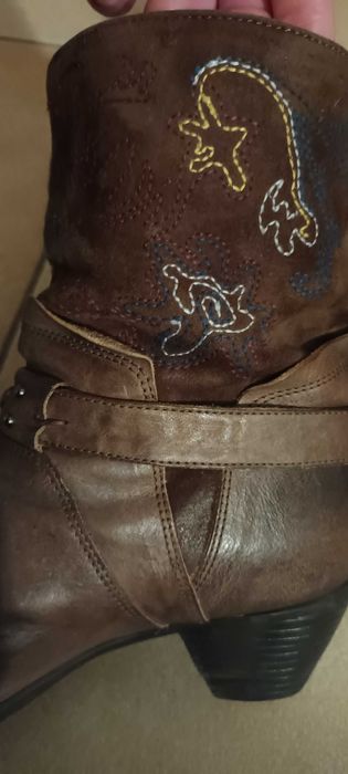 Botas de pele com bordados