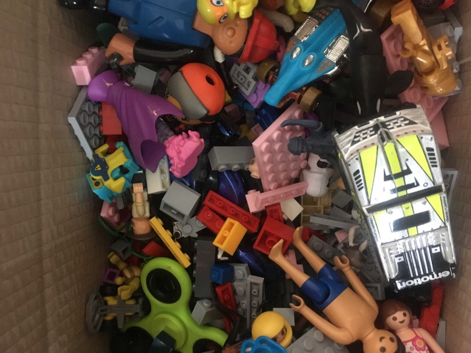 Лот детских игрушек: машинки, фигурки