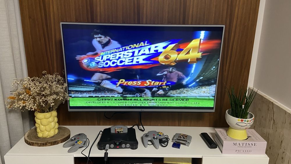 Consola Nintendo 64 + 2 comandos + jogos + acessórios