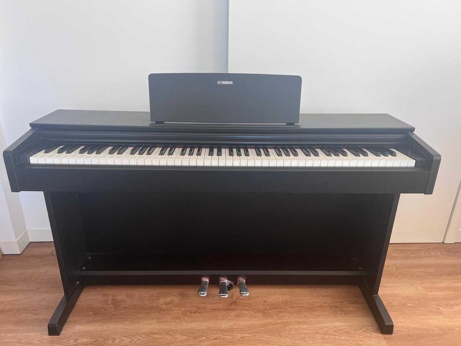 piano Yamaha usado como novo