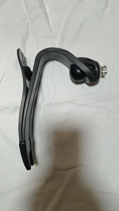 Протези правої і лівої стопи,.