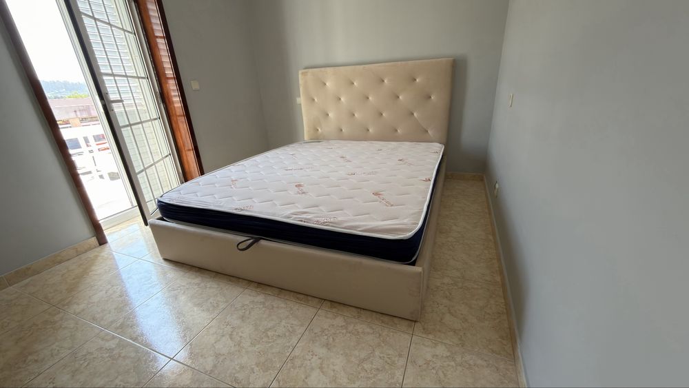 Cama Madrid design elegante e Linda