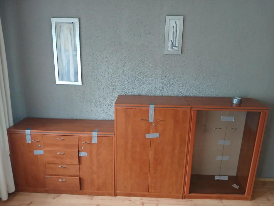 Zestaw mebli pokojowych.