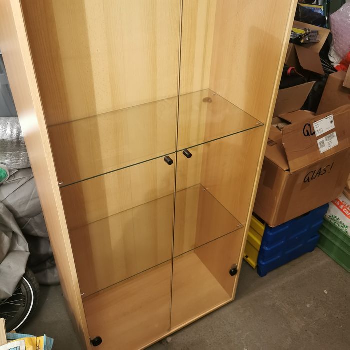 Szklana witryna, szafa z oświetleniem