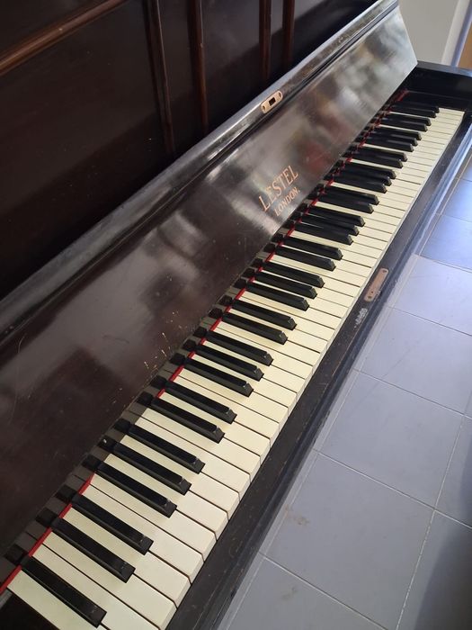 Piano vertical Lestel