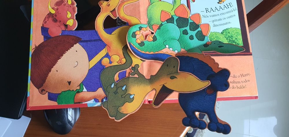 Livro "Harry e a caça ao Dinossauro" Civilização Editora com pop-ups