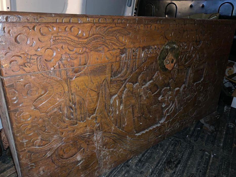 Baú Africano trabalhado á mão