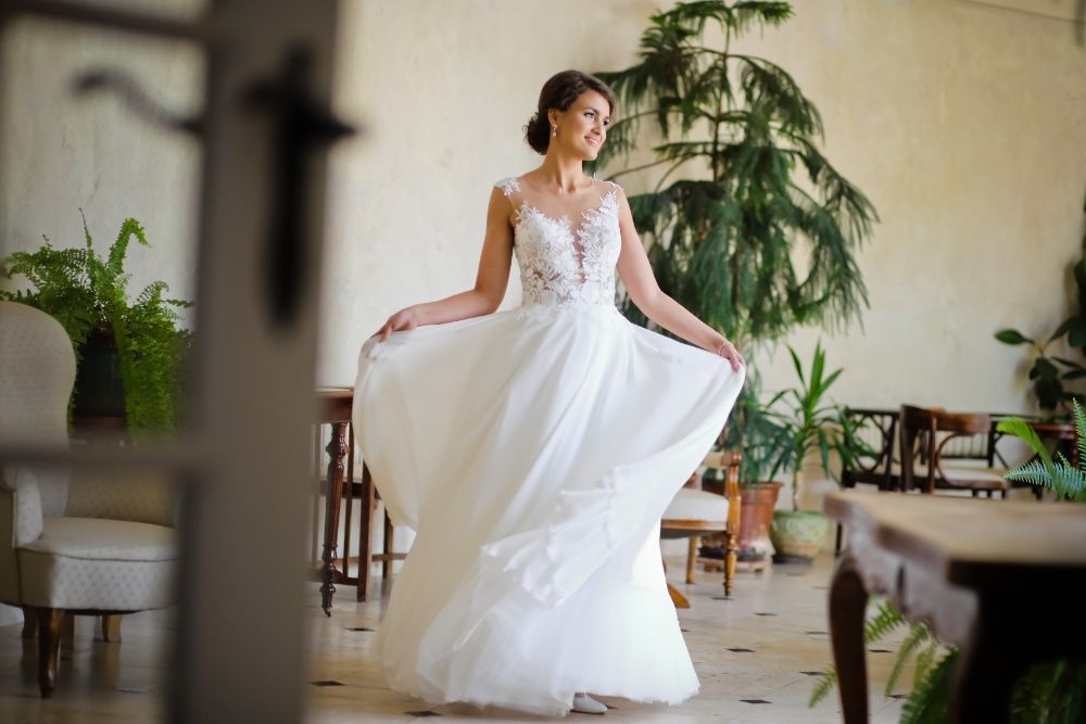 Suknia ślubna o rozmiarze 38 .