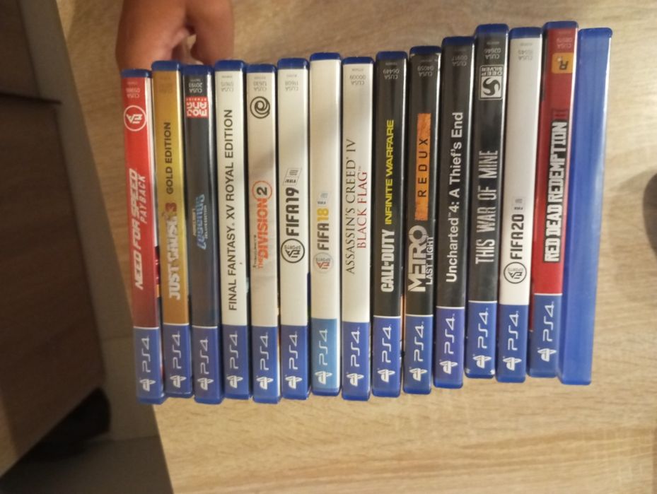 PlayStation 4 с 16 играми