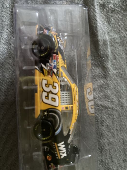 Машинка  нова 1:64 колекційна