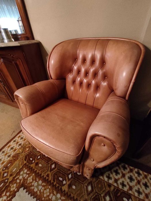 Sofá cama e duas poltronas em pele