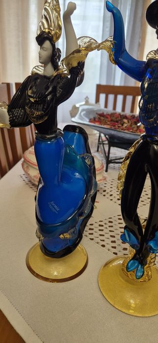 Murano trabalhado à mão com acabamento nas cores azul-cobalto, preto e bases em tom âmbar/dourado.Origem: Murano, Itália.Manufatura: Formia Murano.Épo