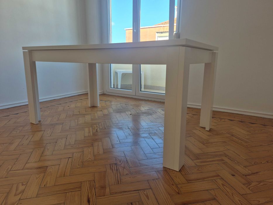 Mesa de sala de jantar branca extensível