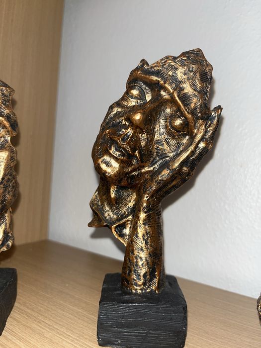 Estatuetas em tom bronze