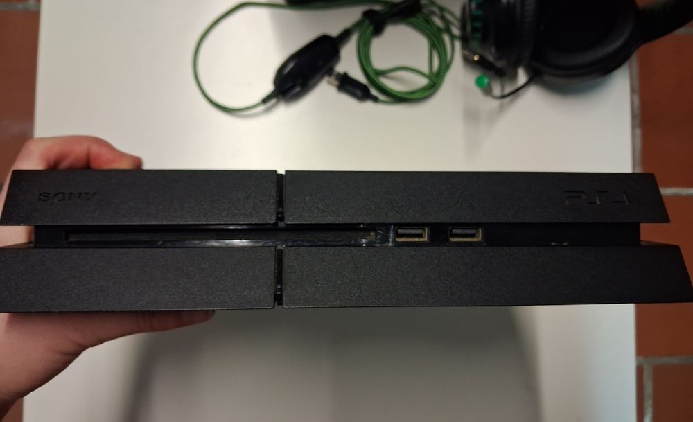 PACK 2x PS4 (1.5TB) + 2 Comandos + Jogos + Headset – Oportunidade!