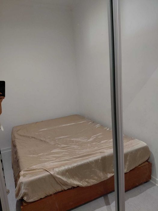 Mobílias - 2 camas de casal, 2 roupeiros, mesa de jantar e 6 cadeiras
