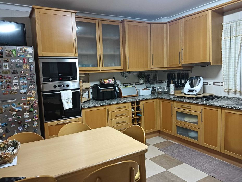 Cozinha completa em madeira de faia clara em muito bom estado + mesa, cadeiras e exaustor