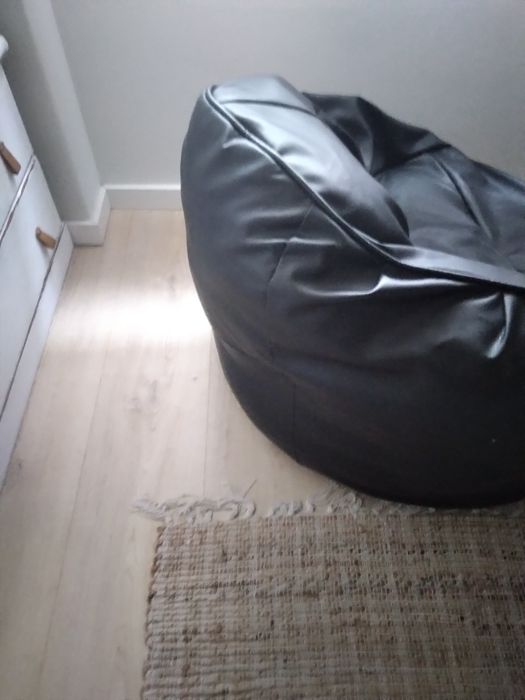 Puff em pele, como novo.