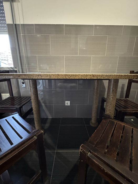Mesa de mármore + 4 cadeiras