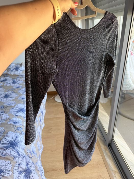 Vestido justo com brilhantes prata