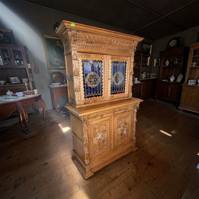 Piękny, bogato rzeźbiony kredens drewniany z oryginalnymi witrażami