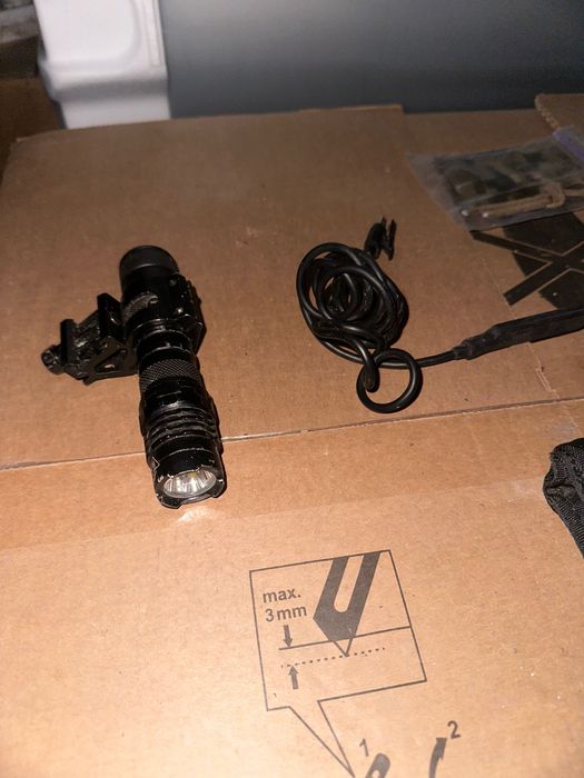 Штурмовой фонарик с криплением со-стробоскопом с выносной кнопкой!