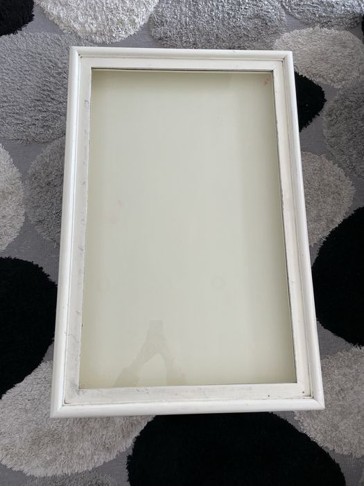 Mesa de centro bege com detalhes marmore