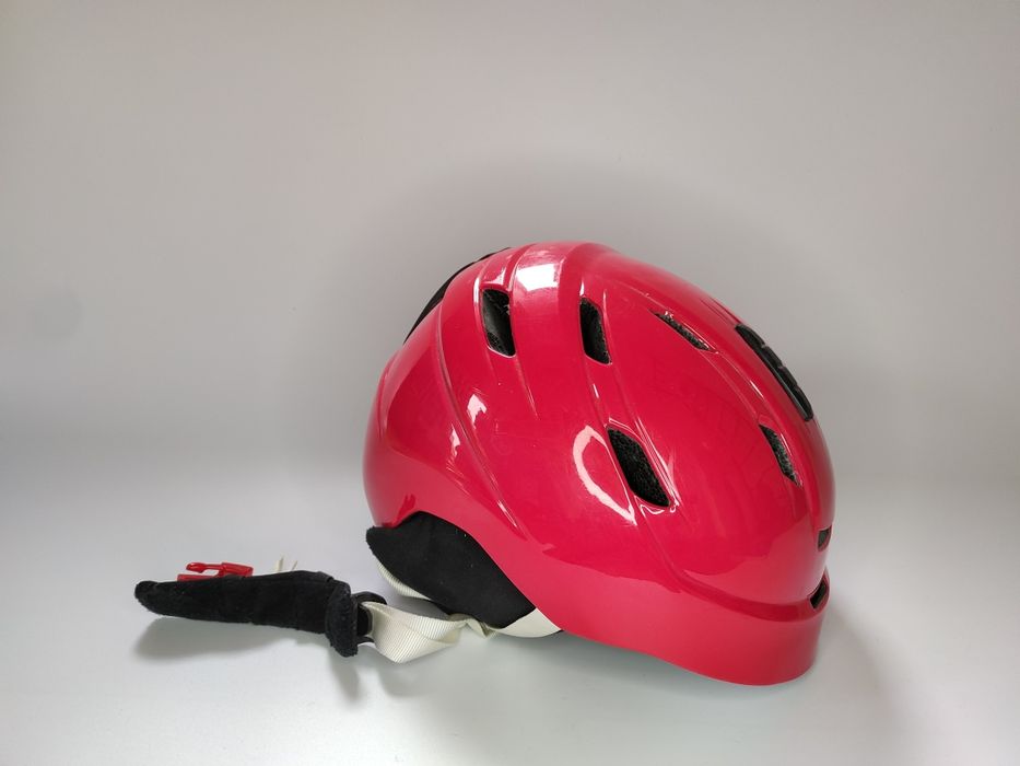 Kask dziecięcy z regulacją wentylacji oraz zaczepem na gogle.