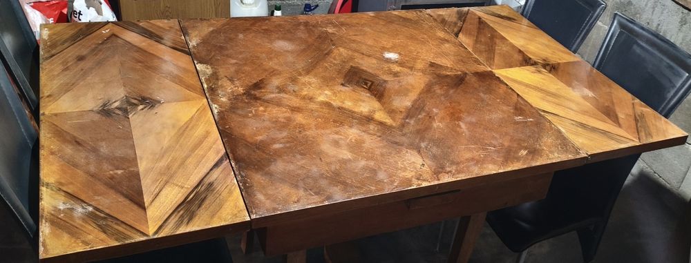 Mesa de madeira com 4 cadeiras