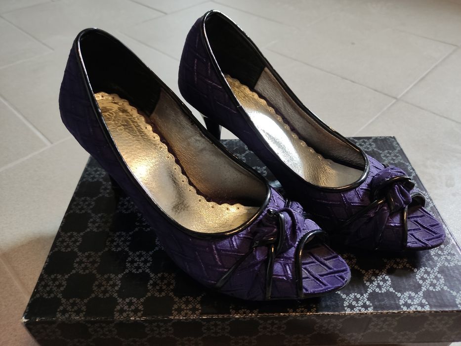 Buty na obcasie z odkrytymi palcami