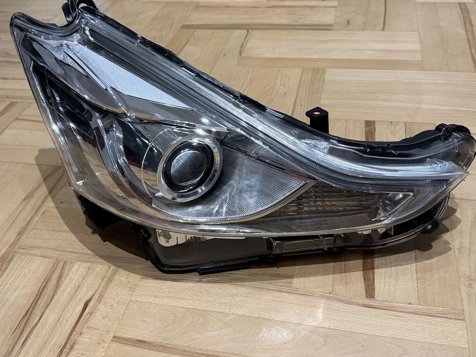 Lampa Toyota Prius plus V lift 2016 led prawa