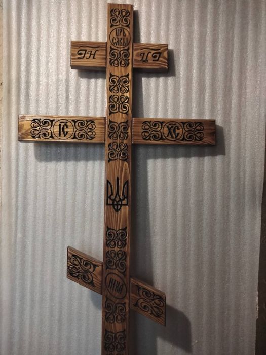 Деревʼяні тимчасові гробниці та хрести на могилу!