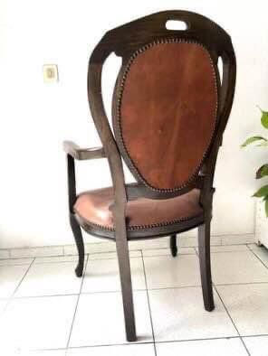 Fautaile e Cadeira, ao estilo romântico, em mogno, estofado a pele