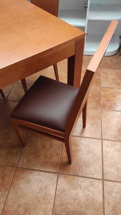 Mesa de Jantar Nova c/ 4 Cadeiras de Madeira - Perfeita para Refeições