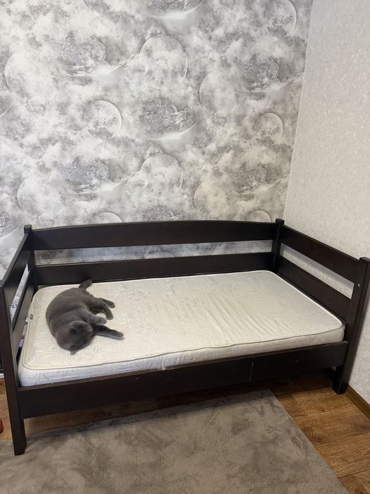 Дитяче ліжко.