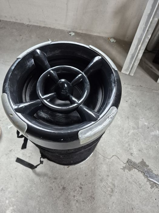 Автомобільний сабвуфер