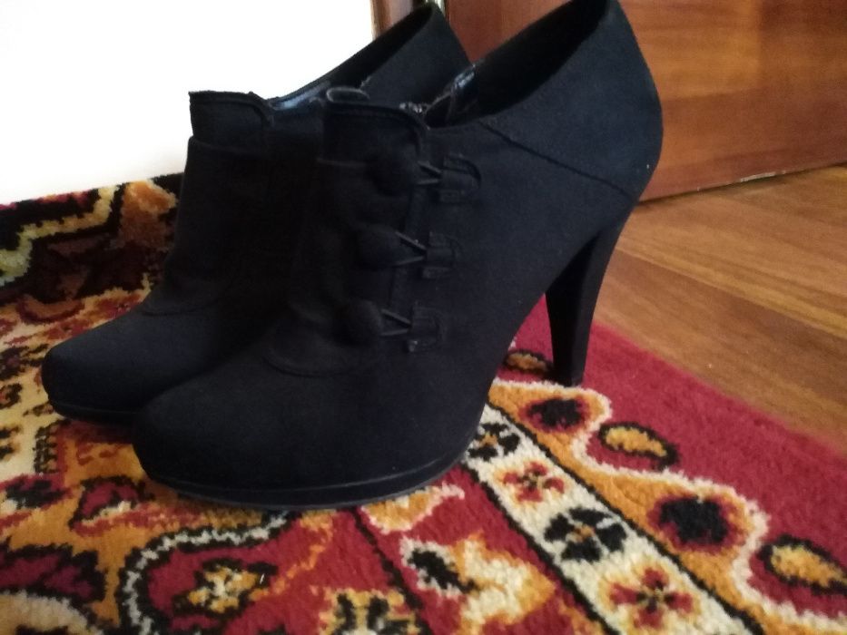 czarne zamszowe jesienne botki na obcasie Deichmann