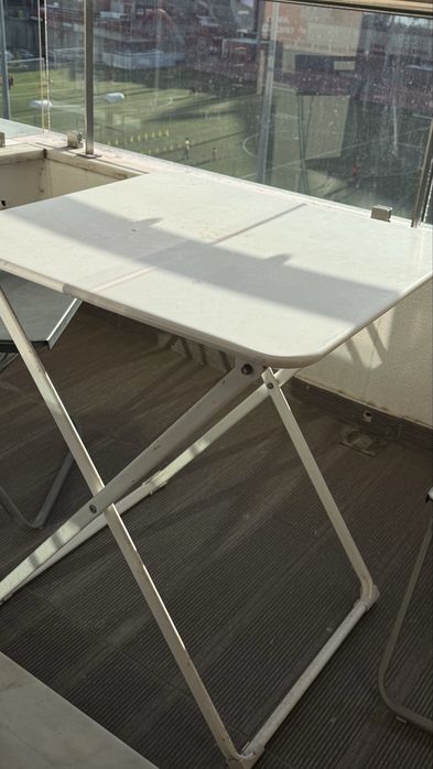 Mesa dobrável branca de metal